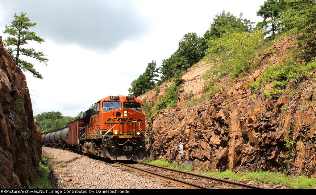 BNSF 7277 UP train OSJEH at Gads Hill